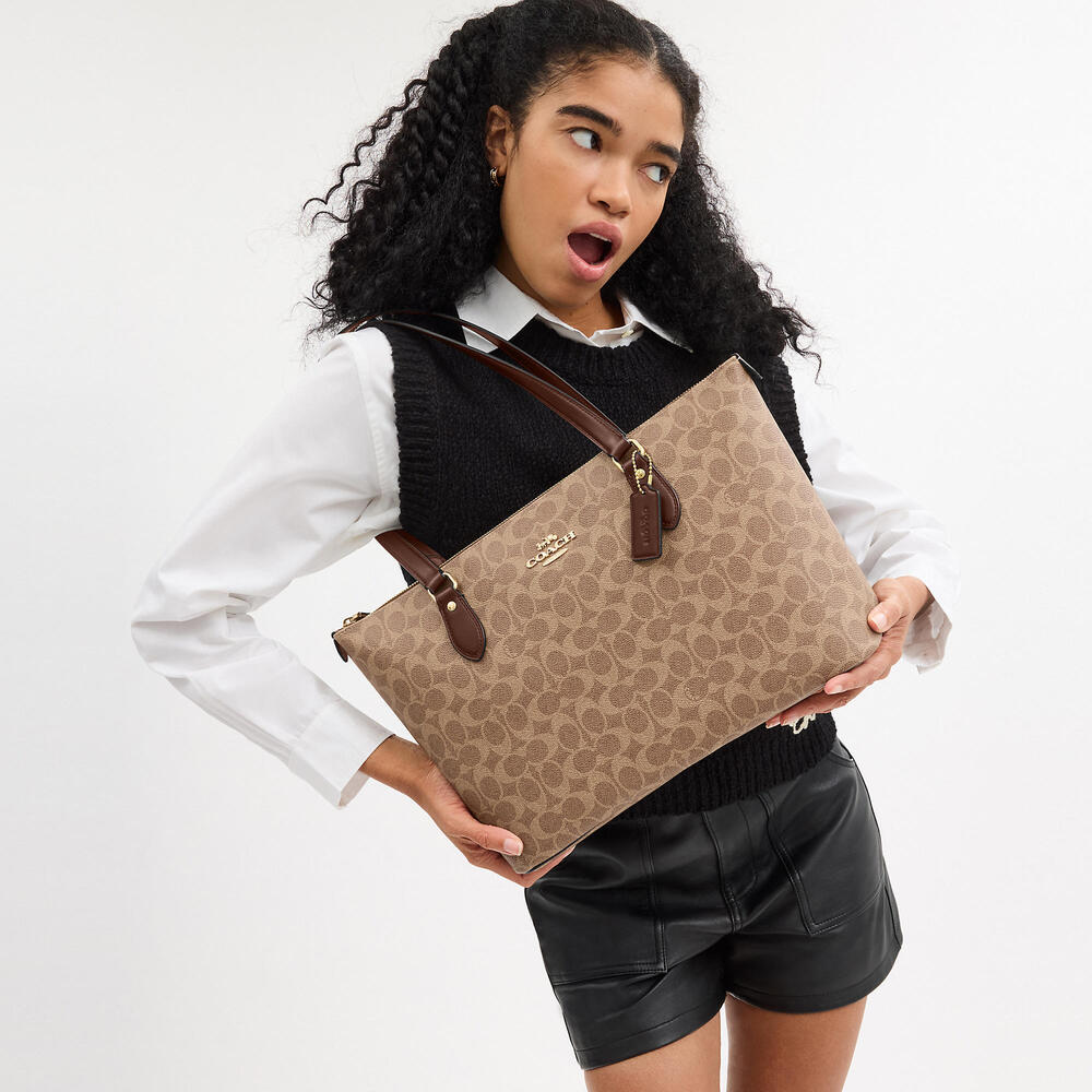 Gallery Tote Bag In Signature Canvas